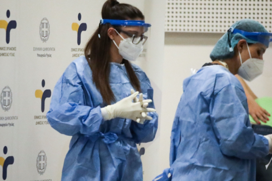 2.232 κρούσματα και 33 νέοι θάνατοι από Covid-19