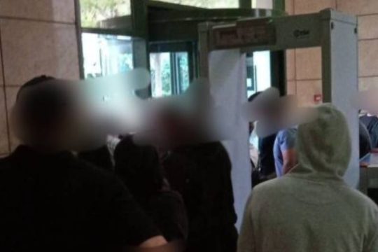 Παρέμβαση Ρουβίκωνα στο υπουργείο Περιβάλλοντος