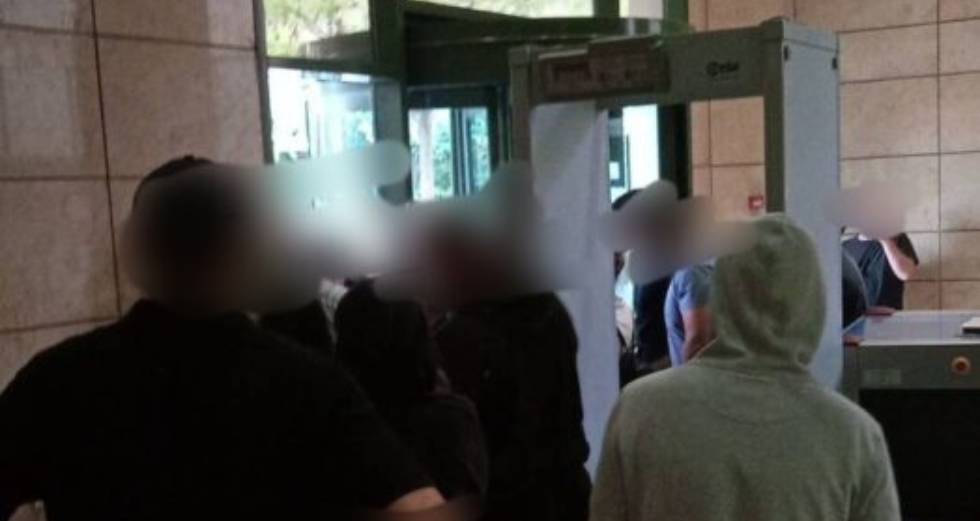 Παρέμβαση Ρουβίκωνα στο υπουργείο Περιβάλλοντος