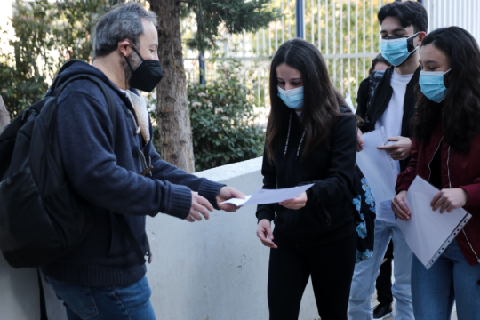 Εκπαιδευτικοί στον Covid-19: Τους φόρτωσαν όλη την ευθύνη – Τρέχουν και δε φτάνουν!