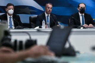 Κερδισμένοι οι λίγοι, καθρεφτάκια για τους πολλούς