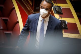 Μπουσουλώντας προς την πικρή αλήθεια