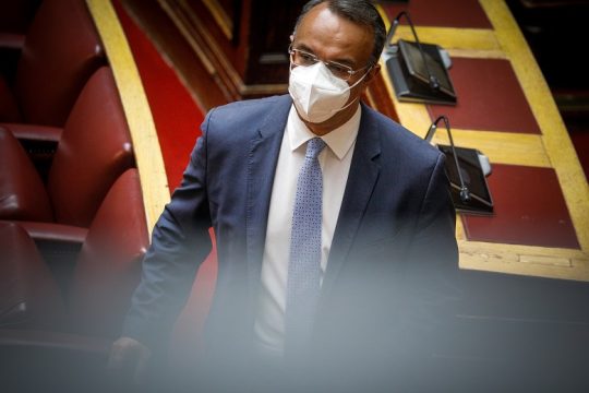 Μπουσουλώντας προς την πικρή αλήθεια