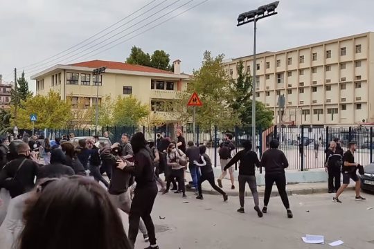 «Τάγμα εφόδου» στα σχολεία της Σταυρούπολης και με τις πλάτες της Χ.Α.