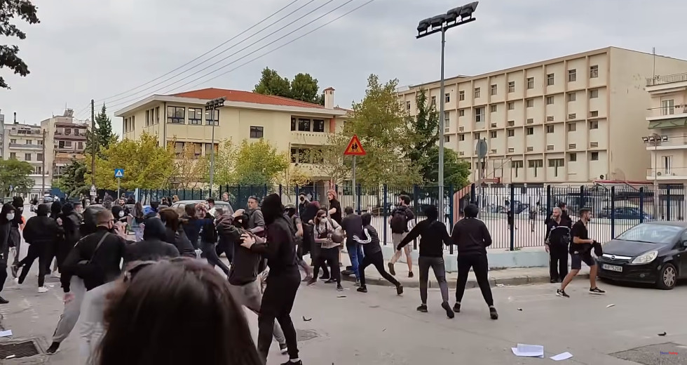 «Τάγμα εφόδου» στα σχολεία της Σταυρούπολης και με τις πλάτες της Χ.Α.
