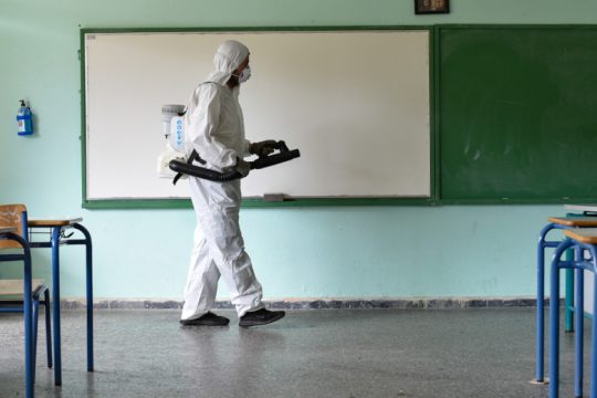 Ανοιχτά σχολεία, αυξημένα κρούσματα και… βλέπουμε