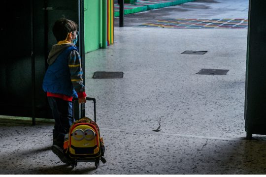 Μάθημα ακόμα και με τους μισούς μαθητές, δεκαήμερη καραντίνα για τα κρούσματα