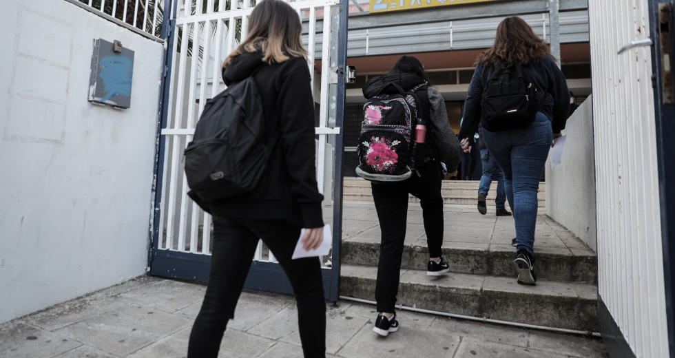 Πρώτο κουδούνι με οδηγίες, αντιδράσεις και παράθυρο τηλεκπαίδευσης