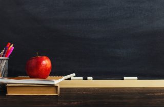 Συμπαραστέκονται στην απολυμένη εκπαιδευτικό
