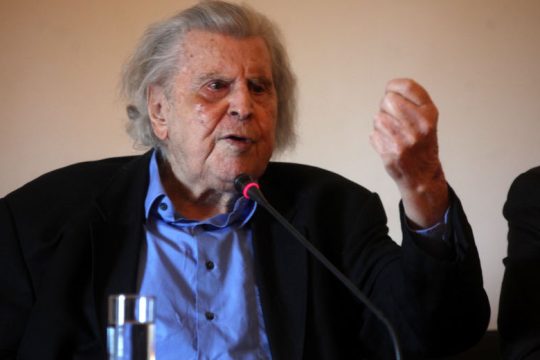 Μίκης Θεοδωράκης: Μια ζωή – μυθιστόρημα