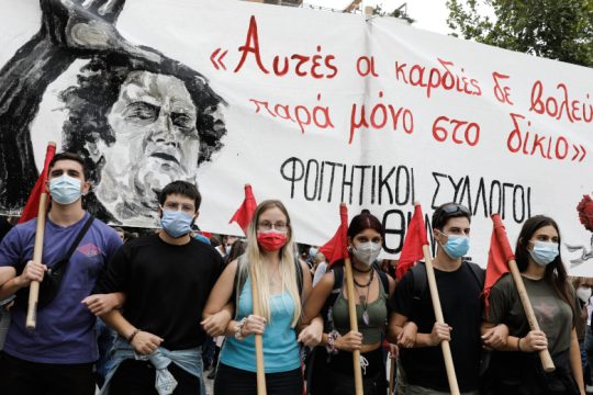Ένα τελευταίο τραγούδι για τον Μίκη Θεοδωράκη έξω από τη Μητρόπολη [βίντεο]