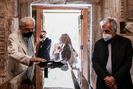 Ρόδο μου αμάραντο, καρτερικά στην ουρά για το δικό τους «αντίο»