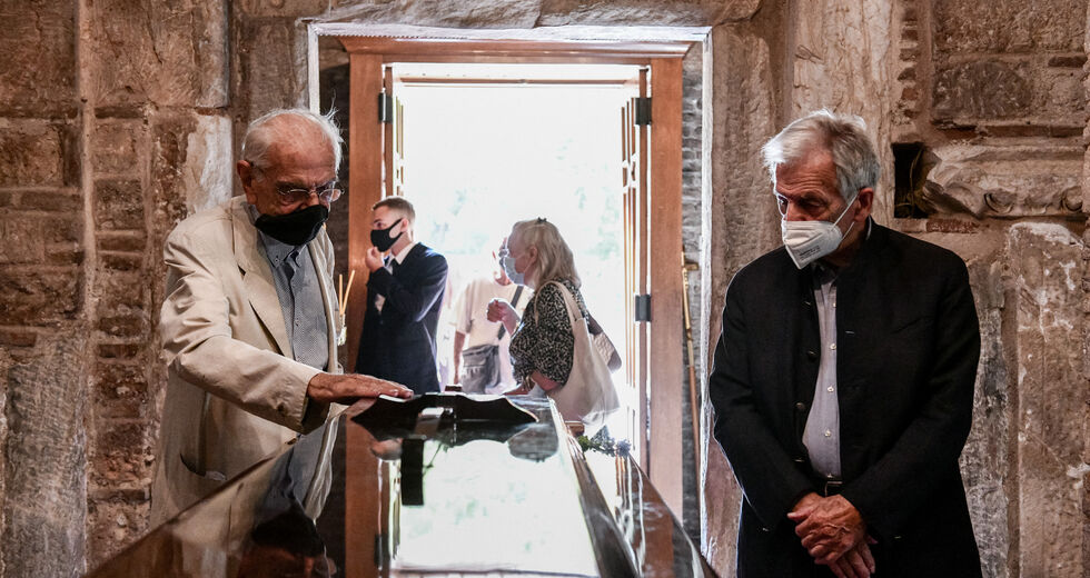 Ρόδο μου αμάραντο, καρτερικά στην ουρά για το δικό τους «αντίο»