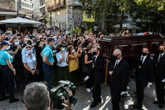 Με τραγούδια και χειροκροτήματα το «αντίο» στο Μ. Θεοδωράκη