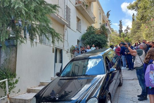 Ένα μεγάλο χειροκρότημα στον Μίκη Θεοδωράκη έξω από το σπίτι του [εικόνες + βίντεο]