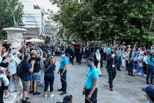 Κοσμοσυρροή και συγκίνηση πριν τον τελευταίο αποχαιρετισμό στον Μίκη