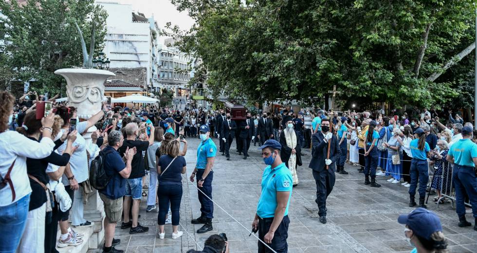 Κοσμοσυρροή και συγκίνηση πριν τον τελευταίο αποχαιρετισμό στον Μίκη