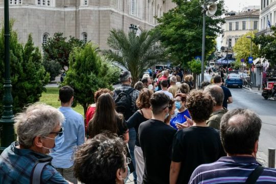 Ένταση κατά το λαϊκό προσκύνημα στον Μίκη Θεοδωράκη