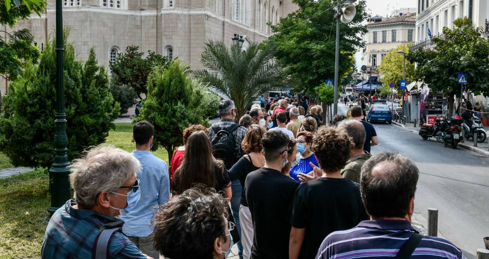 Ένταση κατά το λαϊκό προσκύνημα στον Μίκη Θεοδωράκη