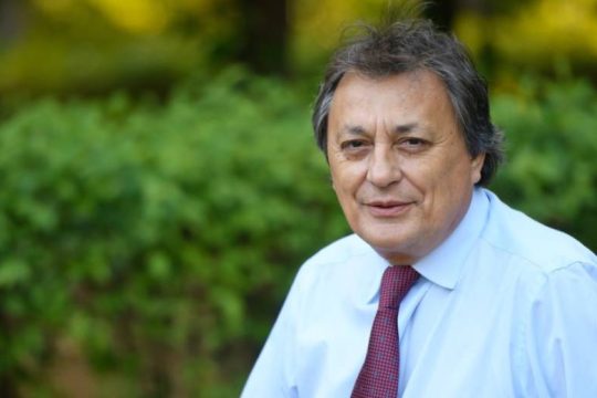 Ας μην αρκούμαστε στις διθυραμβικές ιαχές των κυβερνώντων