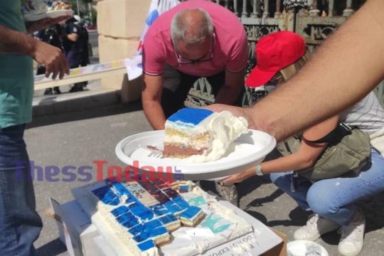 Έκοψαν… «τούρτα Μητσοτάκη»