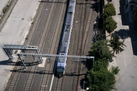 Στο νοσοκομείο οδηγός μετά από σύγκρουση με τρένο