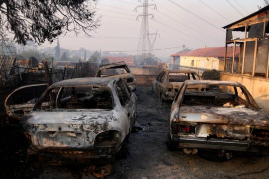 Η κυβέρνηση δεν κάνει αυτά που οφείλει μετά την πυρκαγιά στη Βαρυμπόμπη