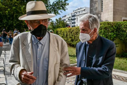 Β. Βασιλικός και Κ. Γαβράς στο λαϊκό προσκύνημα για το Μ. Θεοδωράκη