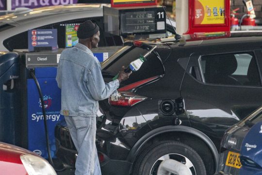 Εσπειραν Brexit, θερίζουν ουρές στα βενζινάδικα