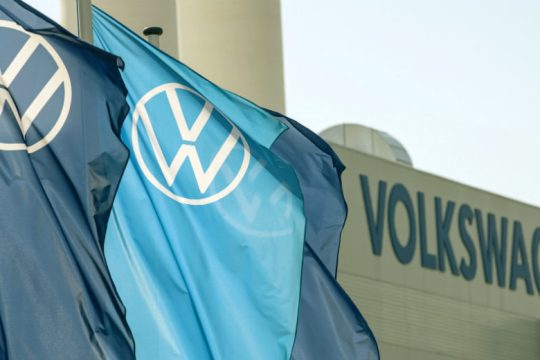 Η Volkswagen εξετάζει εάν θα κλείσει τα εργοστάσιά της στη Γερμανία