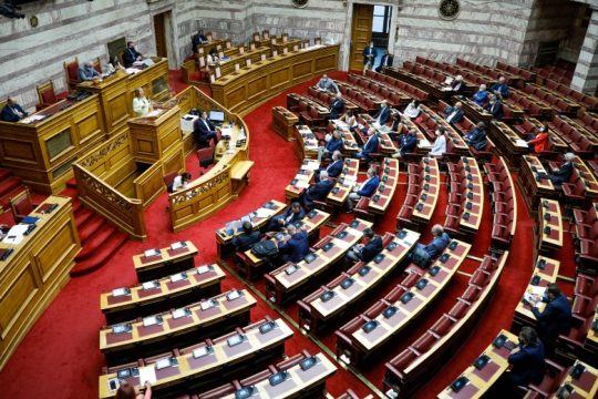 Ομοβροντία πυρών από την αντιπολίτευση στο ν/σ για την επικουρική σύνταξη [LIVE]