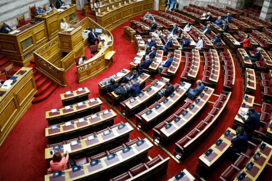 Κορυφώνεται η σύγκρουση στη Βουλή για την αντιμεταρρύθμιση Χατζηδάκη [Live]