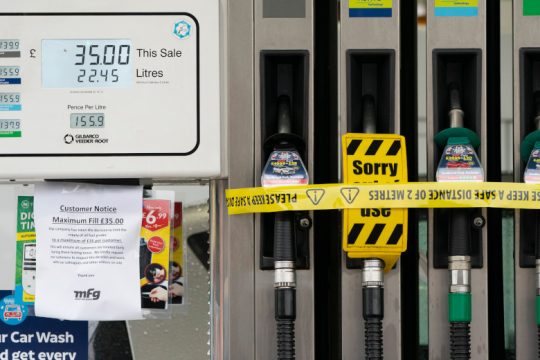 Ανέμελος ο Μπόρις, υπόσχεται καύσιμα έως τα… Χριστούγεννα