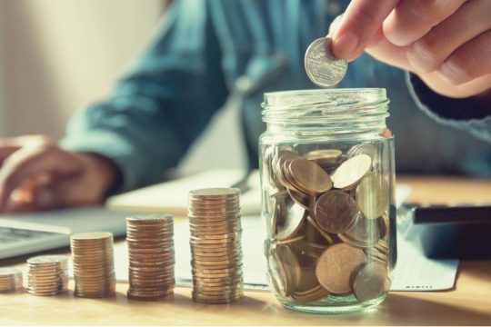 Fitch: Τρέχει, αλλά βραδύτερα το παγκόσμιο ΑΕΠ