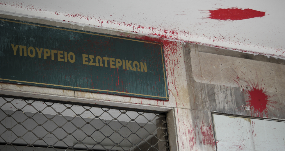 Ρατσιστικές απολύσεις μεταναστριών καθαριστριών στα σχολεία