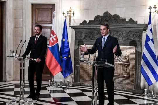 Σύσφιγξη σχέσεων με Σλοβακία