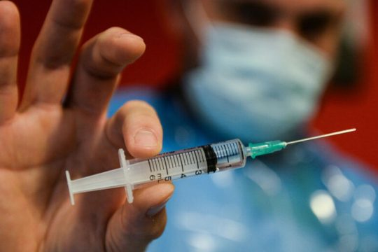 Μετά από AstraZeneca συστήνεται… Pfizer ή Moderna
