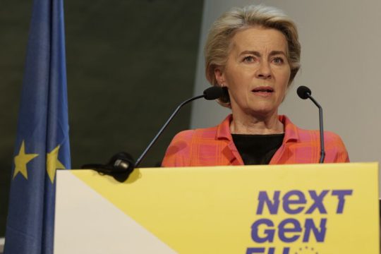 Η Κομισιόν πιέζει την Πολωνία για το Κράτος Δικαίου (και δεν της εγκρίνει το Ταμείο Ανάπτυξης)