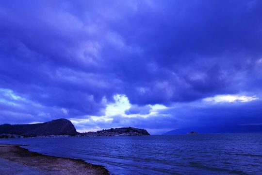 Συννεφιά, τοπικές βροχές και άνεμοι έως 7 Μποφόρ