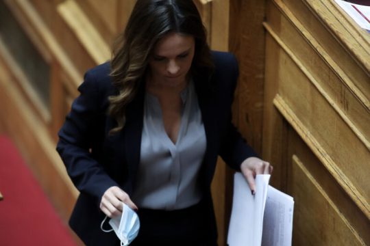 «Κυβέρνηση παρατηρητής της έλλειψης ρευστότητας στην πραγματική οικονομία»