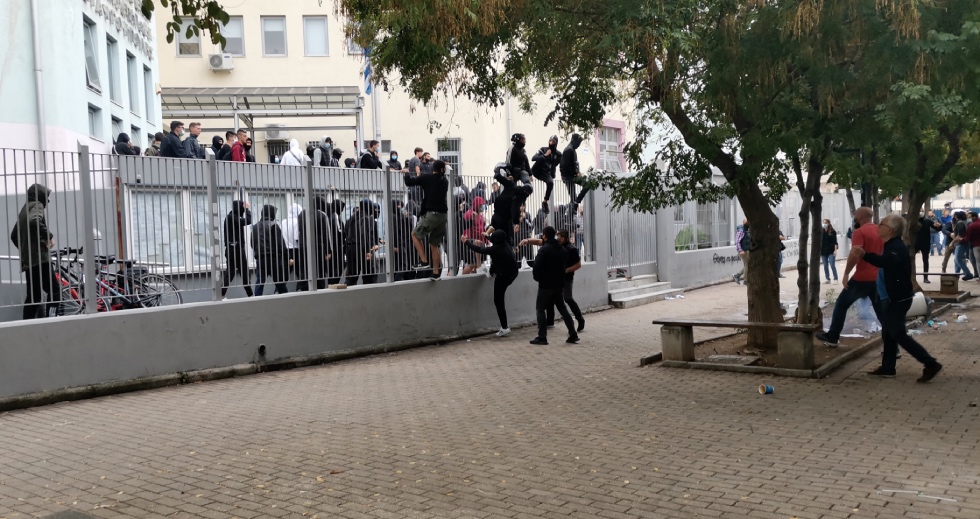 Ρόπαλα και ερωτήματα