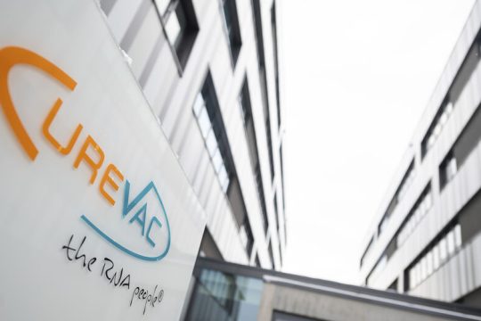 Η CureVac απέσυρε την αίτηση στον ΕΜΑ, αλλά στοχεύει σε εμβόλιο νέας γενιάς για τον Covid