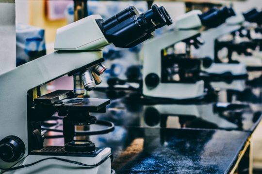 Η Κομισιόν δίνει με υποτροφίες 400 εκατομμύρια σε μεταδιδακτορικούς ερευνητές