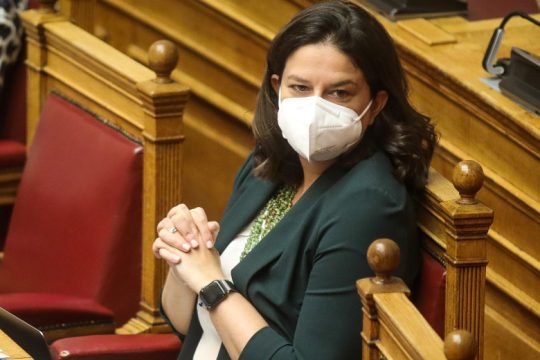Τα «ζαχαρωμένα» λόγια της Υπουργού Παιδείας δεν μπορούν να κρύψουν τις απειλές της