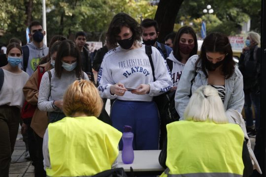 Συνωστισμός, ουρές και… έχει ο θεός (των ΚΥΑ)
