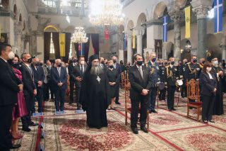 Συνωστισμός πιστών στον Αγιο Δημήτριο αψηφώντας τον κορονοϊό και τις συστάσεις