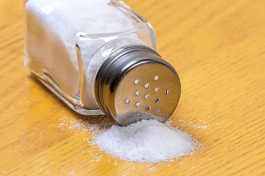 Οδηγίες FDA για δραστική μείωση του αλατιού στα προϊόντα