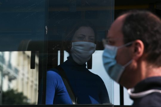 Μεγάλος προβληματισμός για την πανδημία σε μια ανοχύρωτη εμβολιαστικά χώρα