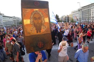 Ακροδεξιοί και απολιτίκ στα ηνία του αντιεμβολιασμού μέσω Twitter και YouTube