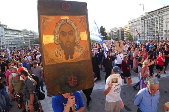 Ακροδεξιοί και απολιτίκ στα ηνία του αντιεμβολιασμού μέσω Twitter και YouTube